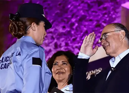 Alexandra, recibe la placa que Galindo us&oacute; como director de Seguridad P&uacute;blica