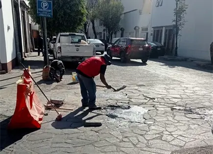 Bacheo emergente avanza en colonias de la capital potosina