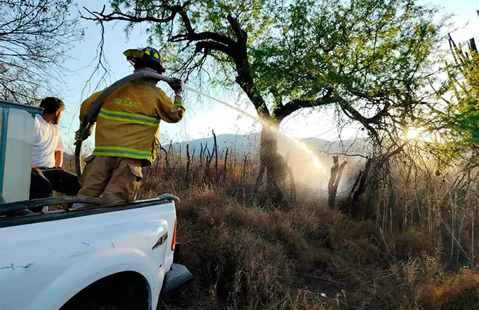 Bomberos controlan incendio en basurero