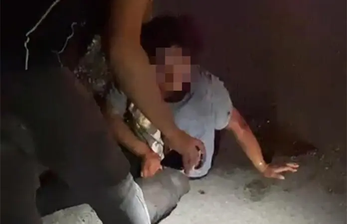 Choca motociclista con pacas de zacate