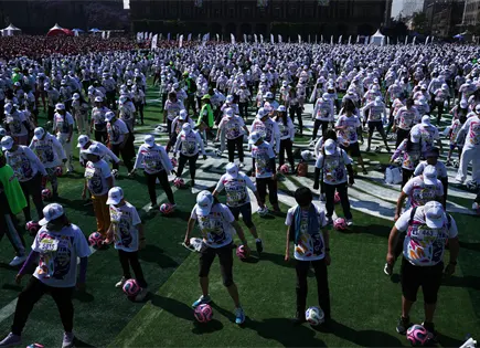 Ciudad de M&eacute;xico establece r&eacute;cord mundial Guinness en clase de f&uacute;tbol