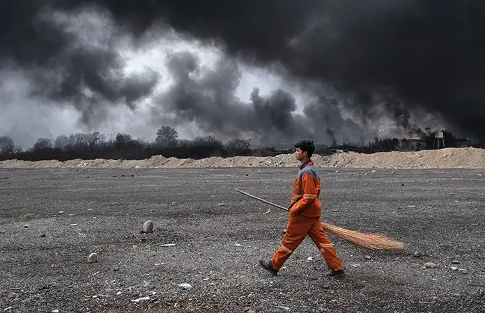 Lluvia negra cae sobre los iraníes