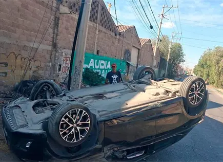 Raudo autom&oacute;vil se vuelca en Col. Azteca
