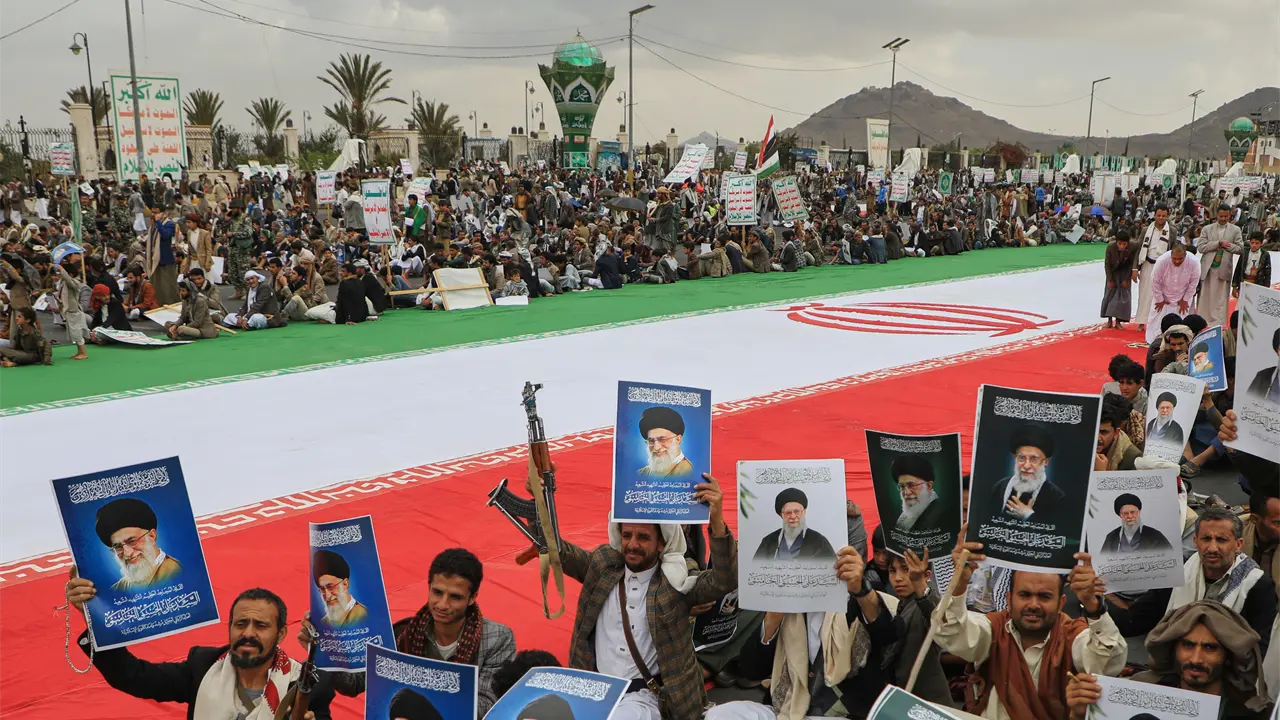 Rebeldes hutíes de Yemen mantienen distancia en guerra con Irán