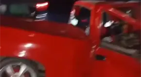 Dos personas prensadas en choque en la 57