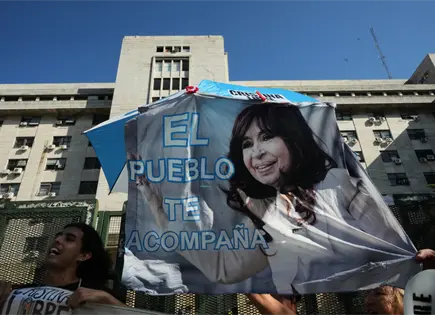 Expresidenta argentina Cristina Fern&aacute;ndez se defiende en tribunal