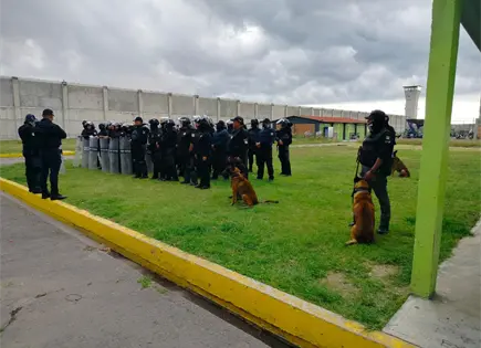 Reos exhiben condiciones en penal de Tepexi con transmisi&oacute;n en vivo