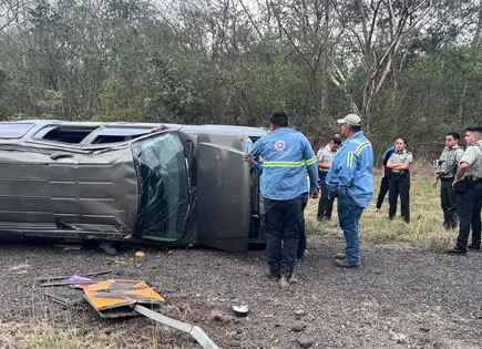 Volcadura sobre la Valles-Ray&oacute;n deja dos personas lesionadas