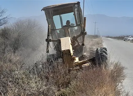 Dan mantenimiento a tres caminos en Catorce