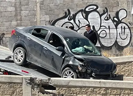 Estrellan auto en muro del bulevar R&iacute;o Santiago