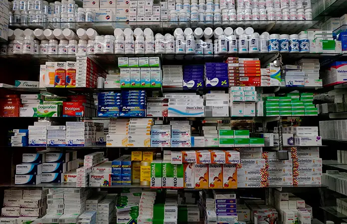 Reduce gobierno deuda con farmacéuticas