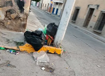 Sacan basura, pese a no haber servicio de limpia