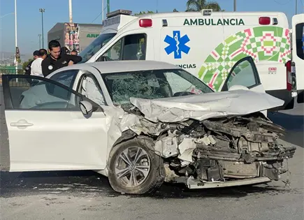 Aparatoso choque cerca de la FENAPO