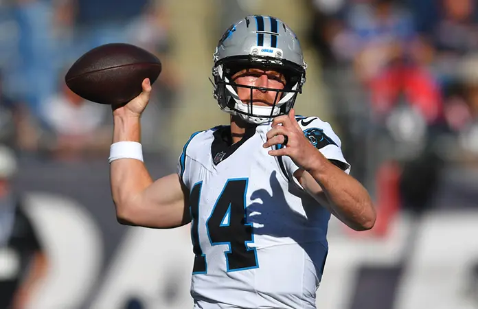 Eagles fichan a Andy Dalton