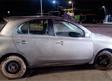 Encarcelan a mujer por traer auto robado