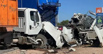 Fotos | Aparatoso choque de frente en carretera a Rioverde