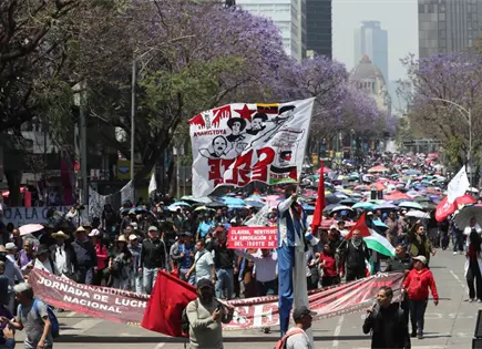 Maestros se enfrentan con la Polic&iacute;a durante marcha en CDMX