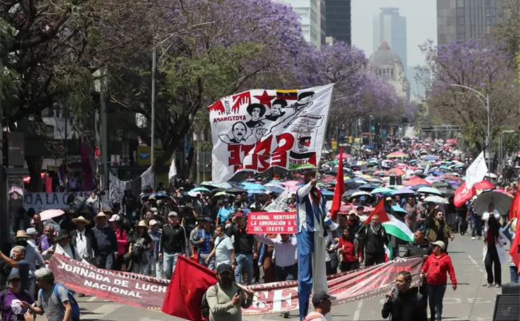 CNTE marcha rumbo al Z&oacute;calo y amaga con huelga nacional