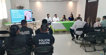 Ofrece DH curso de buenos modales y empat&iacute;a a polic&iacute;as
