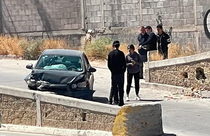 Se impacta carro contra guarnición en el Río Santiago