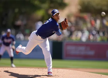 Shohei Ohtani debuta como lanzador en entrenamientos de Dodgers