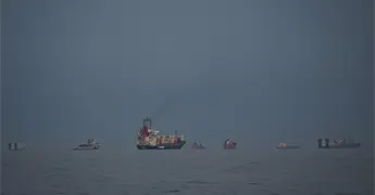 Unos 90 barcos cruzan el estrecho de Ormuz