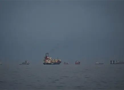 Unos 90 barcos cruzan el estrecho de Ormuz