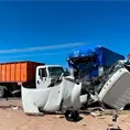 Camiones acaban destrozados en choque de frente