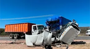 Camiones acaban destrozados en choque de frente