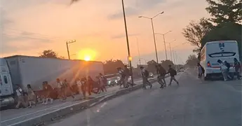 Camiones y traileres tapan acceso a escuela