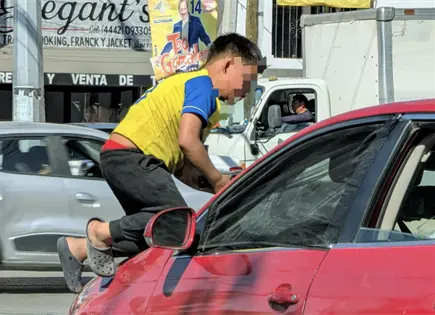 Foto del día | Niñez en pausa, autos en marcha