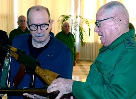 Cuba entrega a Silvio Rodr&iacute;guez fusil que pidi&oacute; para defender la Patria