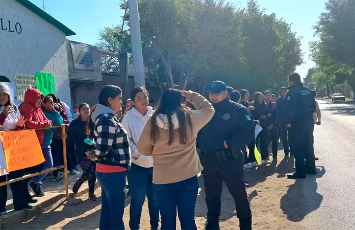 Paterfamilias mantienen tomada Telesecundaria