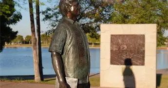 Retiran estatua de C&eacute;sar Ch&aacute;vez en Fresno tras acusaciones de abuso sexual