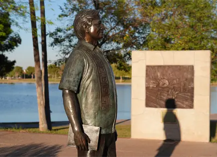 Retiran estatua de C&eacute;sar Ch&aacute;vez en Fresno tras acusaciones de abuso sexual