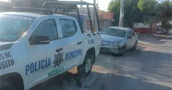 Choca cami&oacute;n urbano contra un autom&oacute;vil