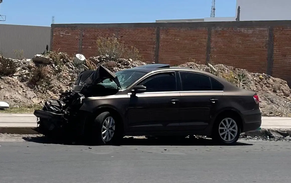 Choque por alcance en avenida Juárez deja daños materiales