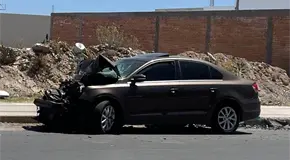 Choque por alcance en avenida Ju&aacute;rez deja da&ntilde;os materiales