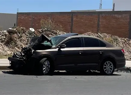 Choque por alcance en avenida Juárez deja daños materiales Choque por alcance en avenida Juárez deja daños materiales