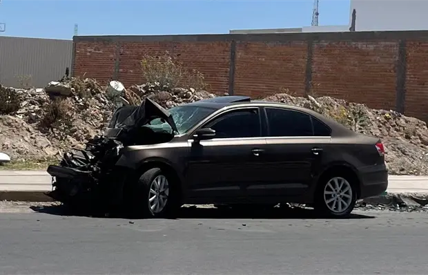 Choque por alcance en avenida Ju&aacute;rez deja da&ntilde;os materiales