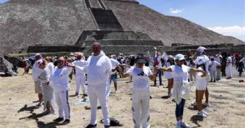 Cientos de turistas reciben la primavera en Teotihuac&aacute;n