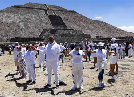 Cientos de turistas reciben la primavera en Teotihuac&aacute;n