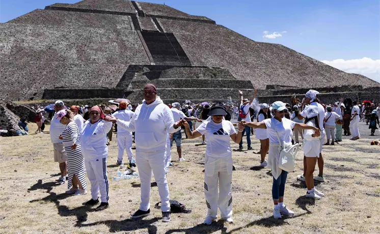 Cientos de turistas reciben la primavera en Teotihuac&aacute;n