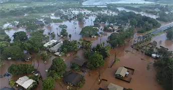 Evacuan a miles por lluvias en Haw&aacute;i
