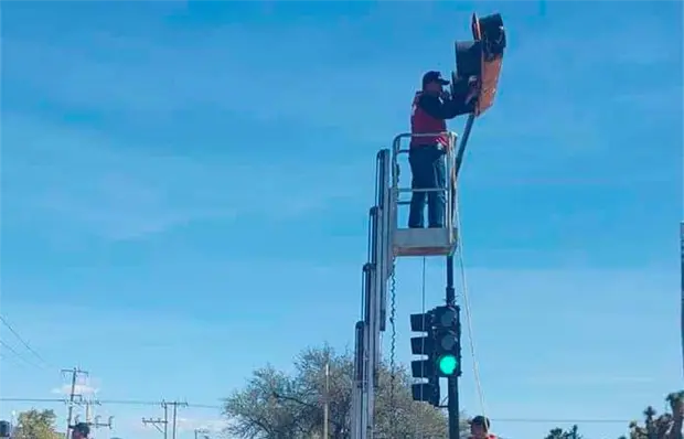 Instalan nuevamente sem&aacute;foros del Eje 114