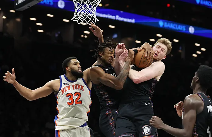 Knicks ganan a Nets en el derbi de NY