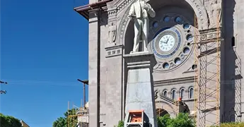 Logia Mas&oacute;nica limpia la estatua de Ju&aacute;rez