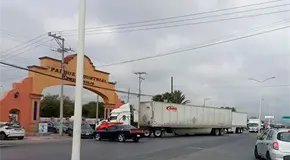 Motociclista resulta herido al chocar contra tr&aacute;iler