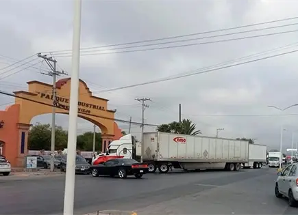 Motociclista resulta herido al chocar contra tr&aacute;iler