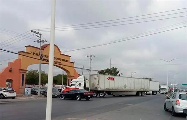 Motociclista resulta herido al chocar contra tr&aacute;iler